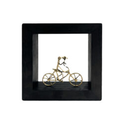 Βόλτα με ποδήλατο κρατώντας λουλούδι