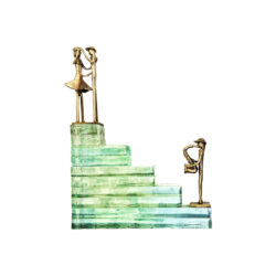 Ζευγάρι και σαξοφωνίστας σε γυάλινα σκαλάκια