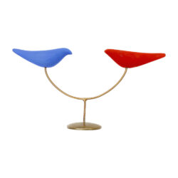 Πολύχρωμα πουλάκια σε μεταλλική βάση