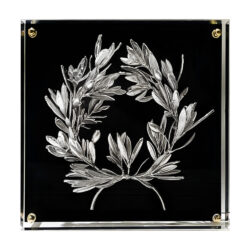 Ασημί στεφάνι ελιάς σε μαύρο plexiglass