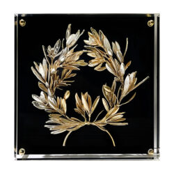 Ασημόχρυσο στεφάνι ελιάς σε μαύρο plexiglass