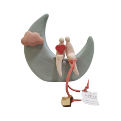 Ζευγάρι ερωτευμένο από το φεγγάρι έως τα σύννεφα