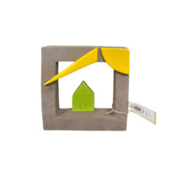 Πράσινο σπιτάκι σε γκρι κεραμικό πλαίσιο