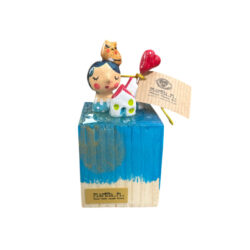 Κορίτσι με σπίτι και γάτα σε κύβο