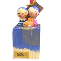 Ζευγάρι με γάτα σε κύβο