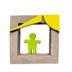 Πράσινο ανθρωπάκι σε γκρι κεραμικό πλαίσιο