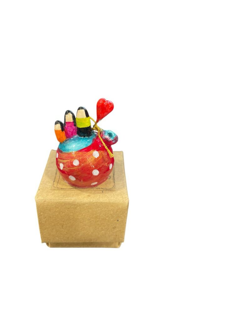 Κόκκινο ρόδι με οικογένεια και καρδιά σε κουτάκι