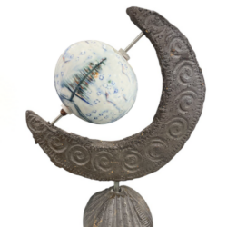 Ceramic moon with stonewear globe 19.5 cm.