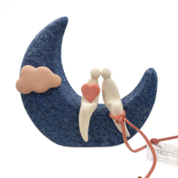 Ζευγάρι ερωτευμένο από το φεγγάρι έως τα σύννεφα