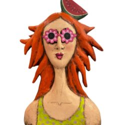 "Γυναίκα με καρπούζι γλυπτό"