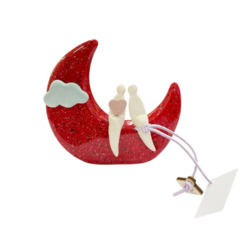 Ζευγάρι ερωτευμένο από το φεγγάρι έως τα σύννεφα