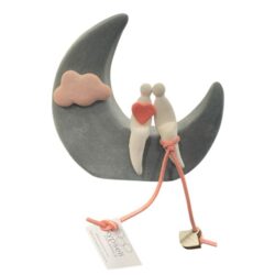 Ζευγάρι ερωτευμένο από το φεγγάρι έως τα σύννεφα