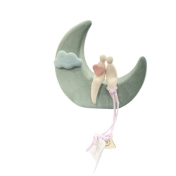 Ζευγάρι ερωτευμένο από το φεγγάρι έως τα σύννεφα