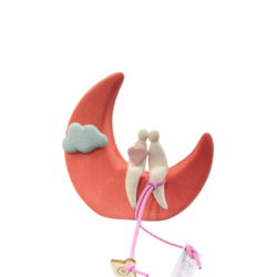 Ζευγάρι ερωτευμένο από το φεγγάρι έως τα σύννεφα