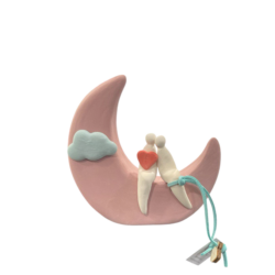 Ζευγάρι ερωτευμένο από το φεγγάρι έως τα σύννεφα