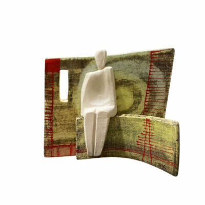 Καθιστή ανθρώπινη κεραμική φιγούρα με γεωμετρικά σχέδια