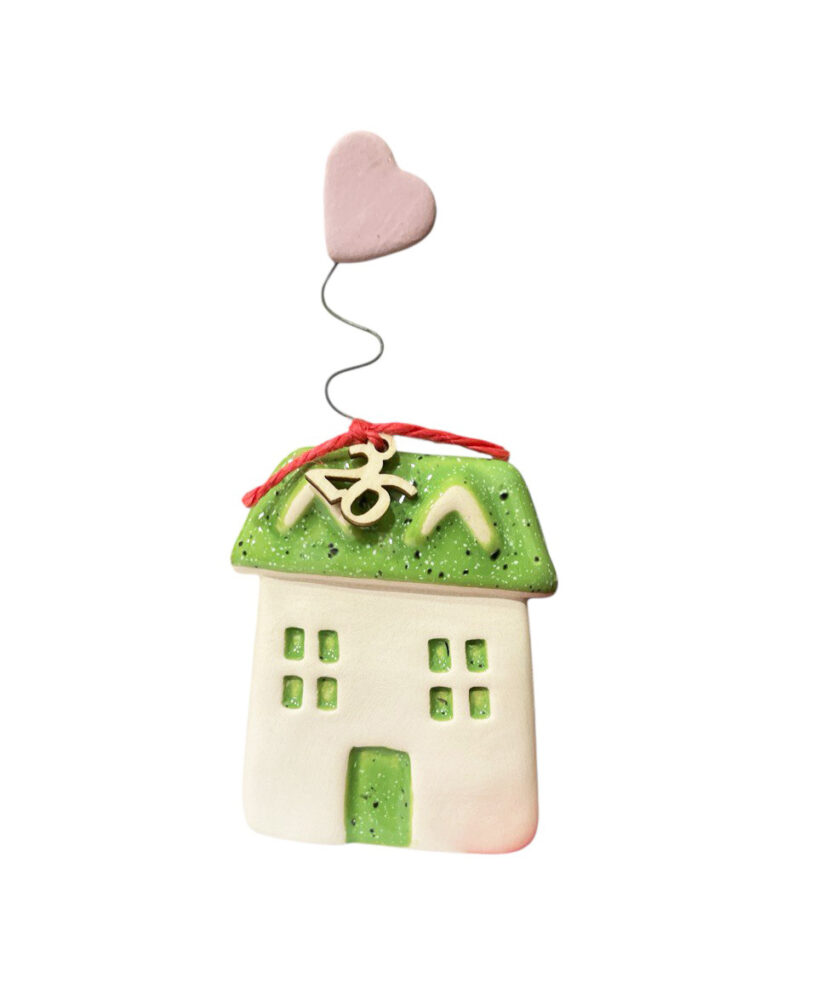 Σπίτι κεραμικό 14 εκ. με γούρι του 26′ και καρδιά ΙΙ