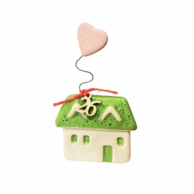 Σπίτι κεραμικό 11 εκ. με γούρι του 26′ και καρδιά ΙΙ