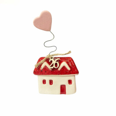 Σπίτι κεραμικό 11 εκ. με γούρι του 26′ και καρδιά