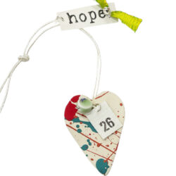 Κεραμική καρδιά abstract με γούρι του 26΄ και ευχή ΙΙΙ