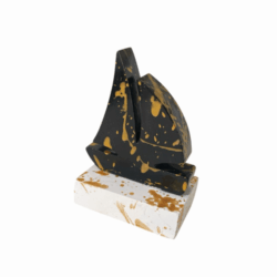 "Καράβι μαύρο σε λευκή βάση"