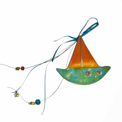 Καραβάκι πολύχρωμο κεραμικό με γούρι του 26' ΙV