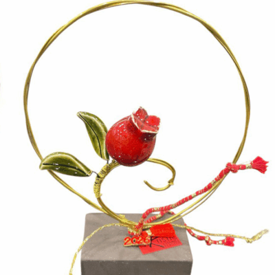 ” Κεραμικό ρόδι σε στεφάνι χρυσό σε γκρι βάση ”