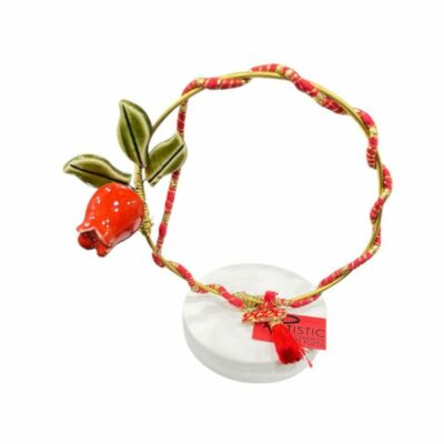 ” Κεραμικό ρόδι σε πολύχρωμο στεφάνι σε λευκή βάση ”