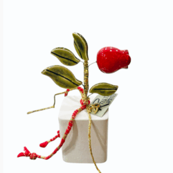 '' Κεραμικό ρόδι σε λευκή βάση με γούρι του 26' ''