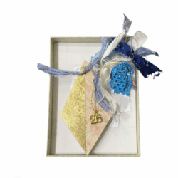 Μαρμάρινο διακοσμητικό " Χρυσό ροζ ρόμβος με γούρι του 26' "