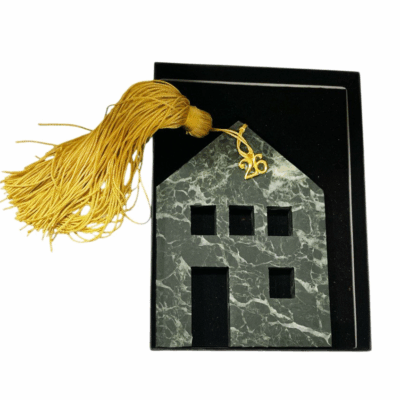 Μαρμάρινο διακοσμητικό ” Σπιτάκι με γούρι του 26′ “