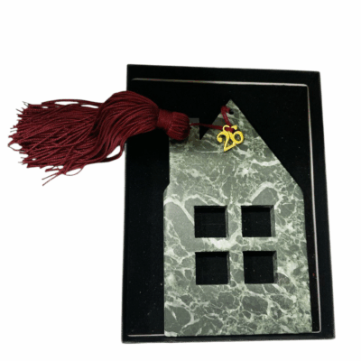 Μαρμάρινο διακοσμητικό ” Σπιτάκι με γούρι του 26′ “