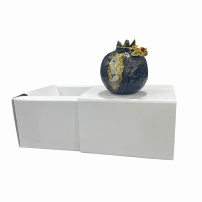 Χειροποίητο ροδάκι papier mâché και γούρι του 26′ σε κουτί