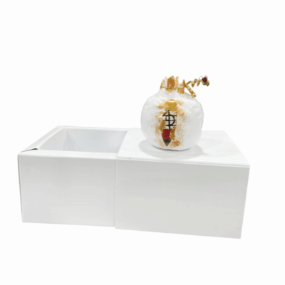 Χειροποίητο ροδάκι papier mâché και γούρι του 26′ σε κουτί